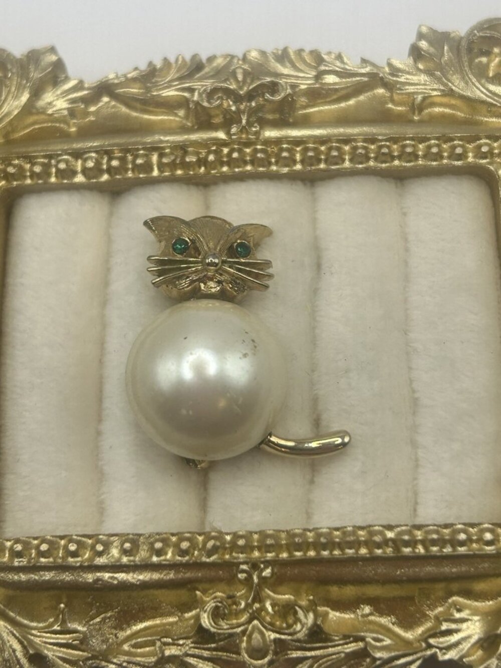 Vintage Marvella Gold Tone Green Rhinestone Eyes Faux Pearl Body Cat Brooch - Picture 2 of 10